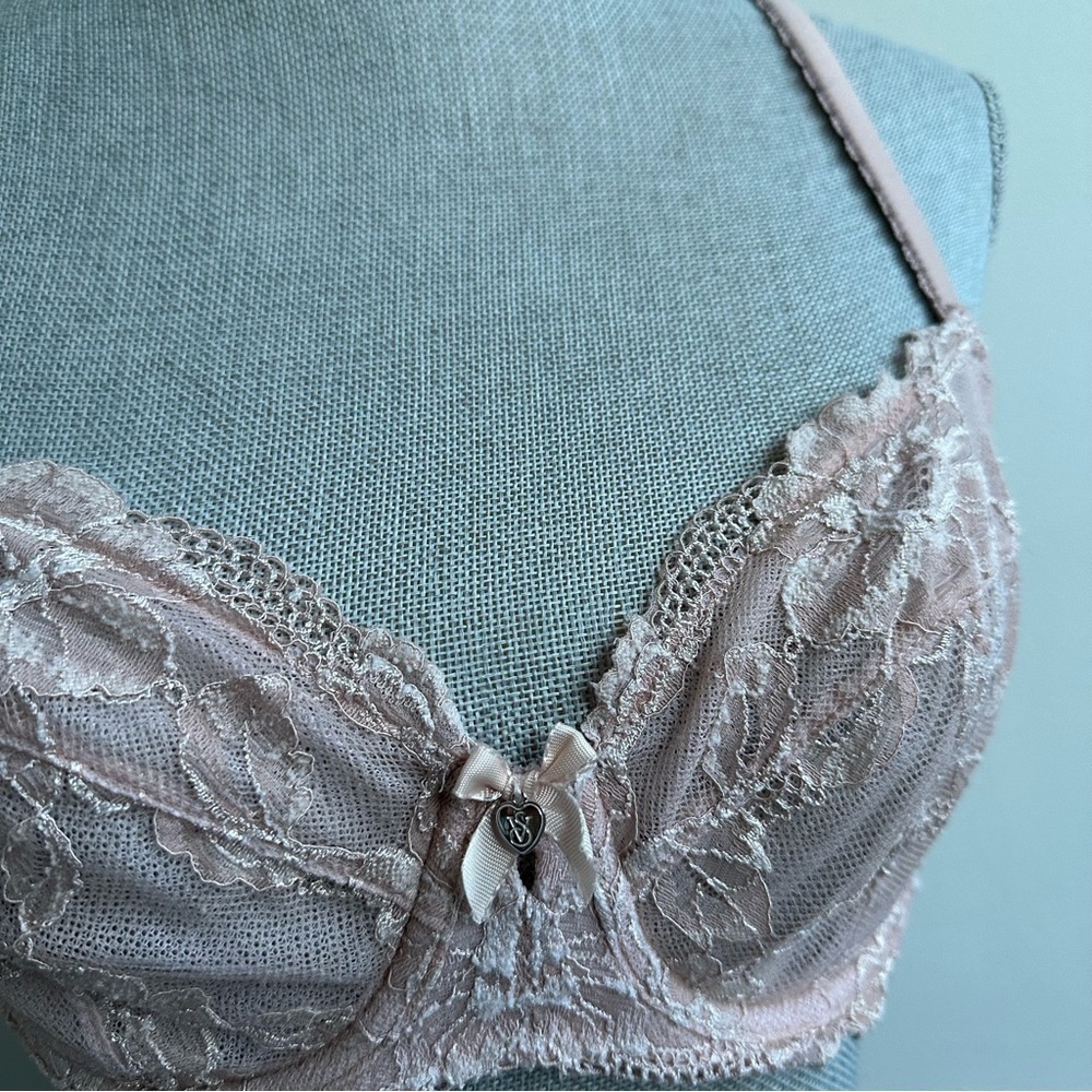 Victoria’s Secret Feminine and Luxurious
Nude Lace Unlined Demi size 34 D